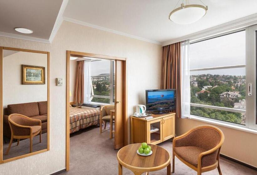 جناح جونيور, Budapest