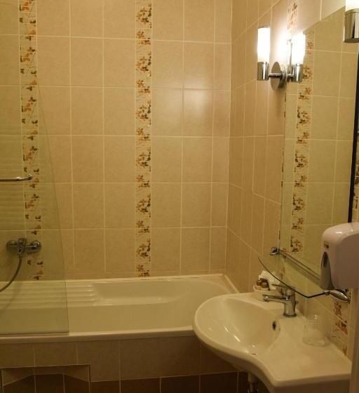 Номер Стандарт Трехместный, Körös Panzió és étterem