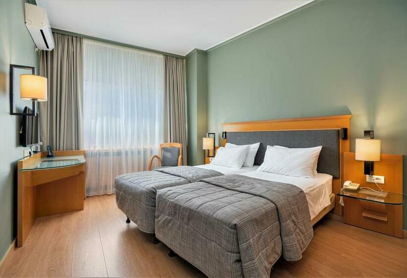 Chambre Familiale Communicante, Plaka