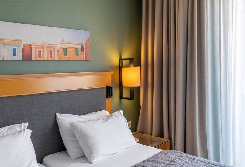 Chambre Familiale Communicante, Plaka