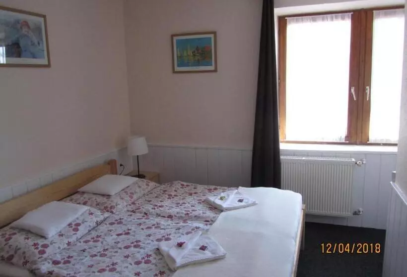 Suite with lake view, Síkfőkút