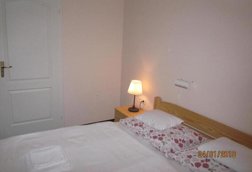 バルコニー付スイート, Síkfőkút