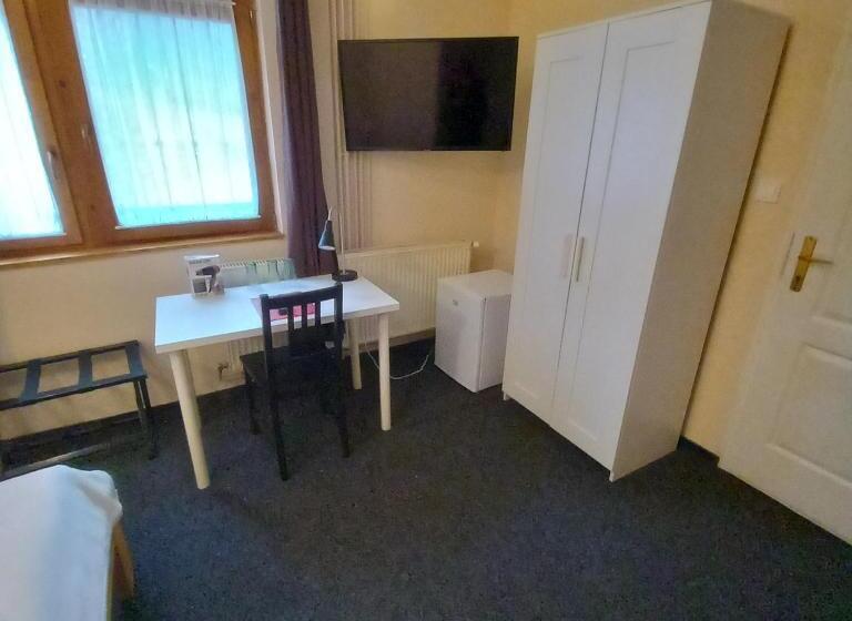 スタンダードルーム, Síkfőkút