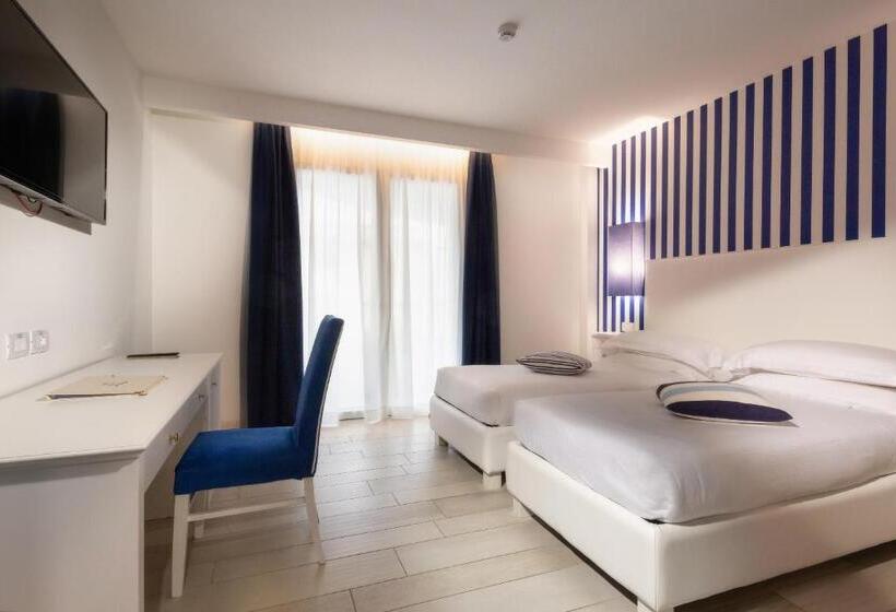 컴포트 룸, Aqa Palace