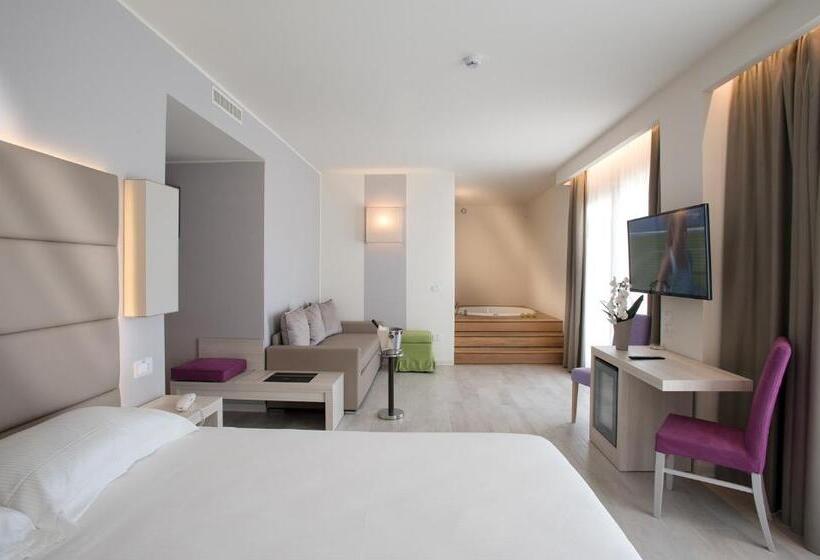 주니어 스위트, Aqa Palace