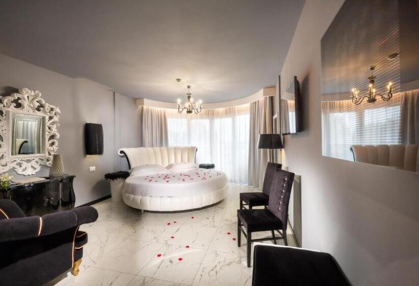 Romantic Room, Aqa Palace