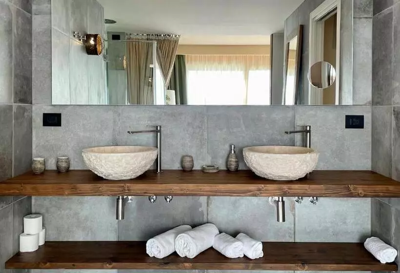 Suite, Aqa Palace