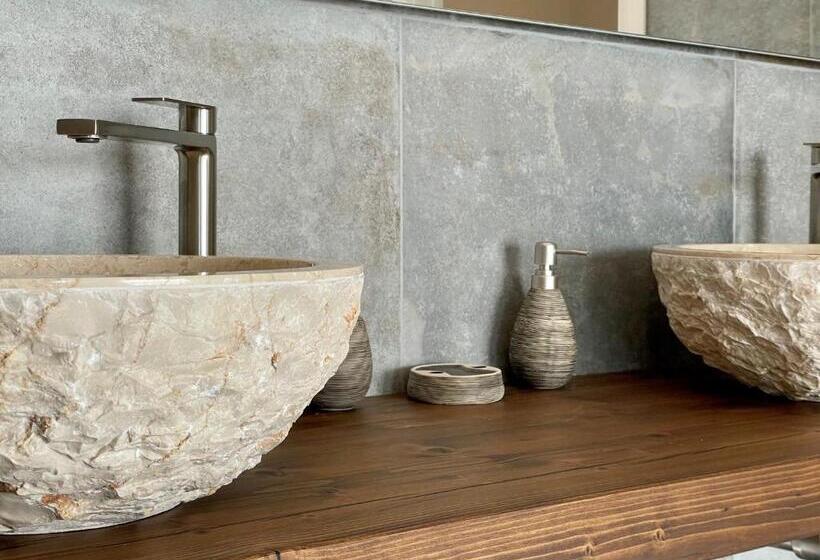 스위트, Aqa Palace