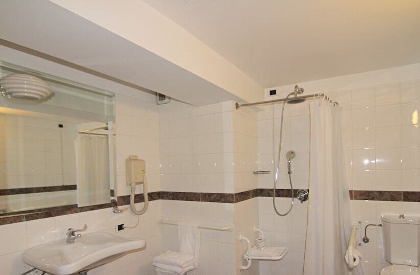 标准三人间, Como