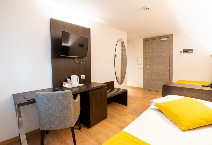 标准三人间, Como