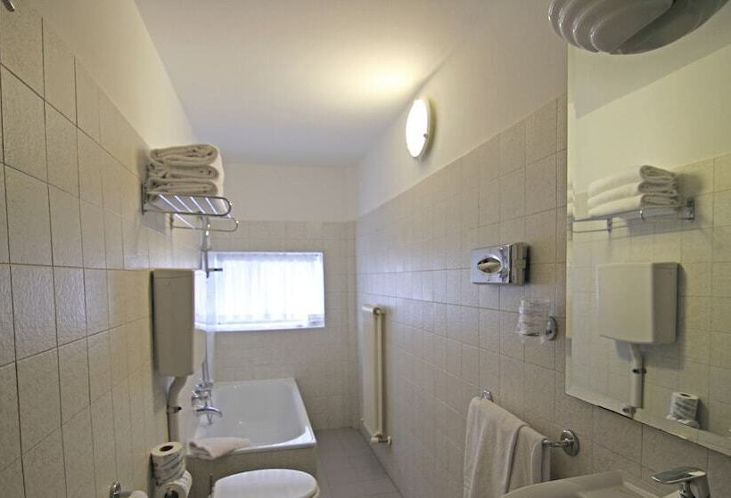 标准单人间, Como