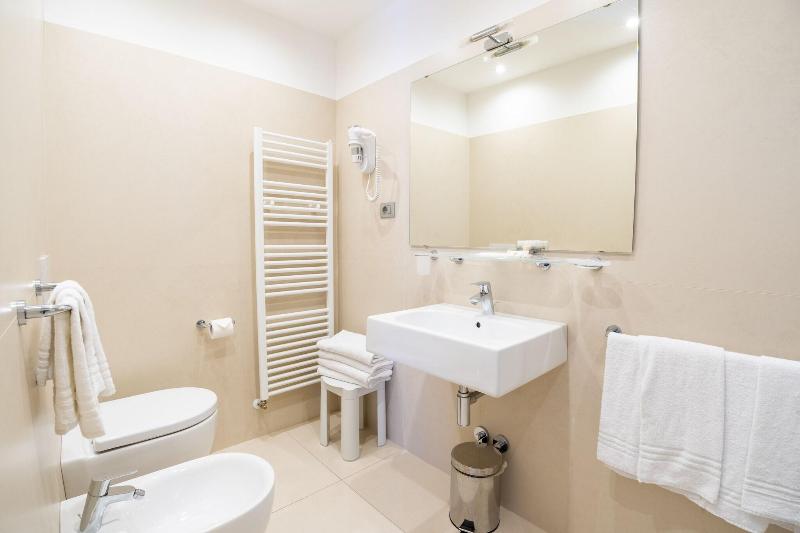 标准三人间, Como