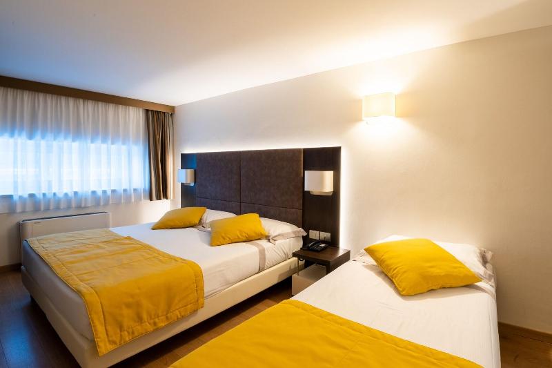 标准三人间, Como