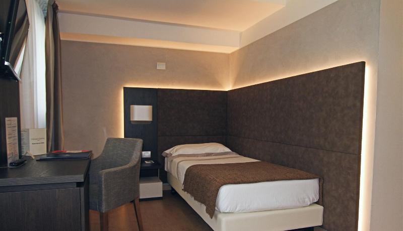 标准单人间, Como