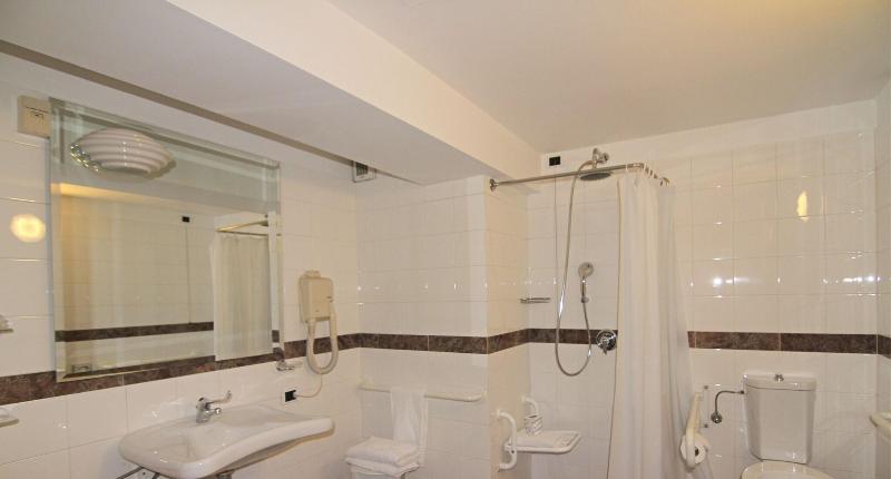 标准单人间, Como