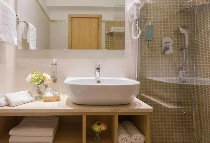 Quarto Triplo Standard com Balcão, Dei Pini