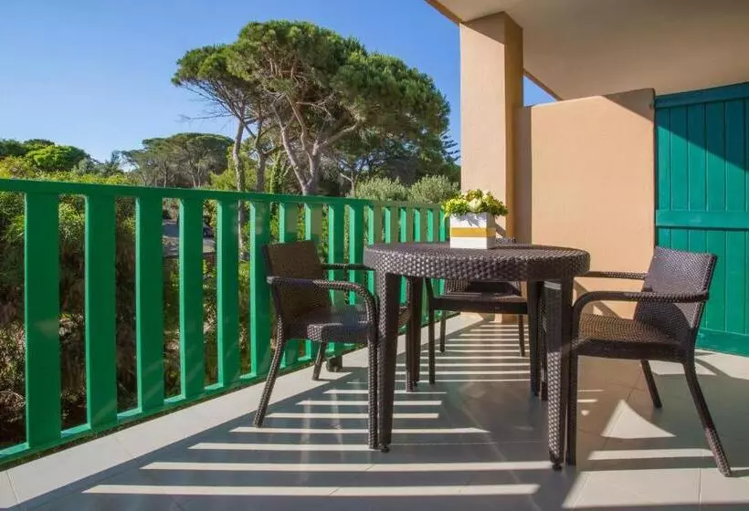 Quarto Triplo Standard com Balcão, Dei Pini