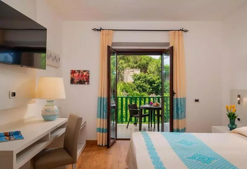Quarto Triplo Standard com Balcão, Dei Pini