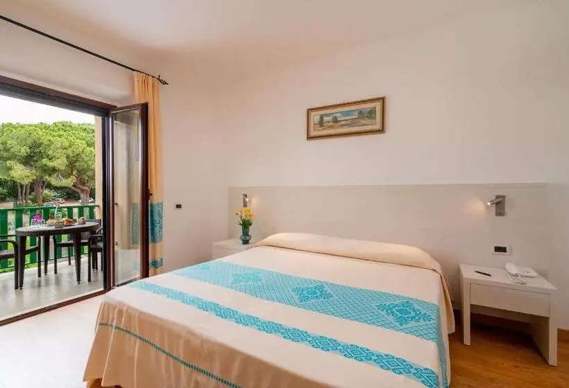 Quarto Triplo Standard com Balcão, Dei Pini