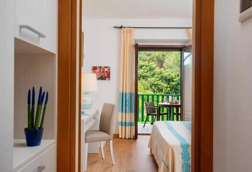 Quarto Triplo Standard com Balcão, Dei Pini
