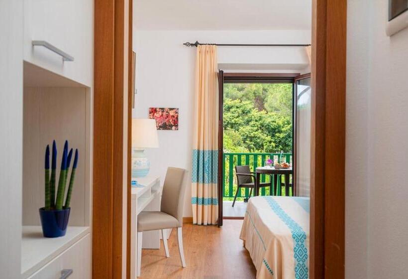 Трехместный Номер Стандарт с Балконом, Dei Pini