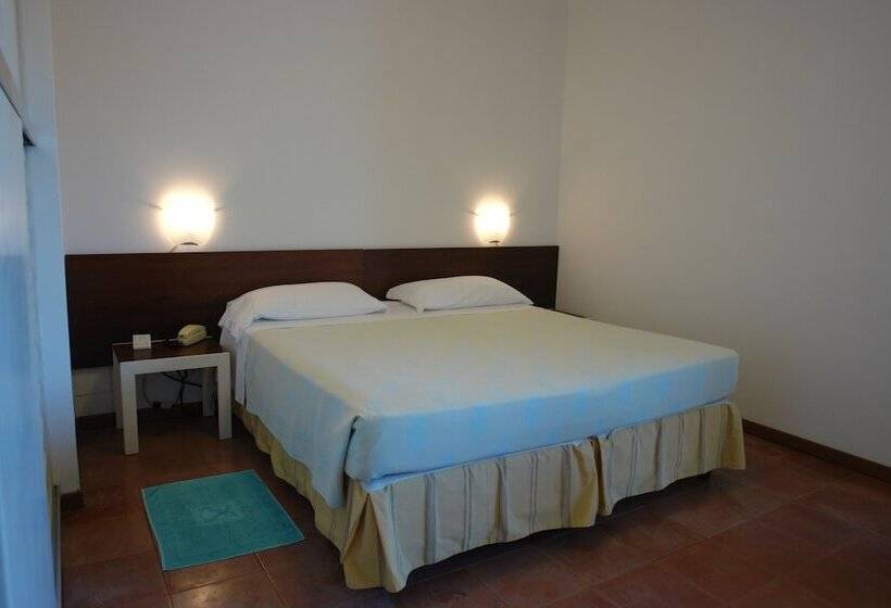 标准三人间, Della Baia