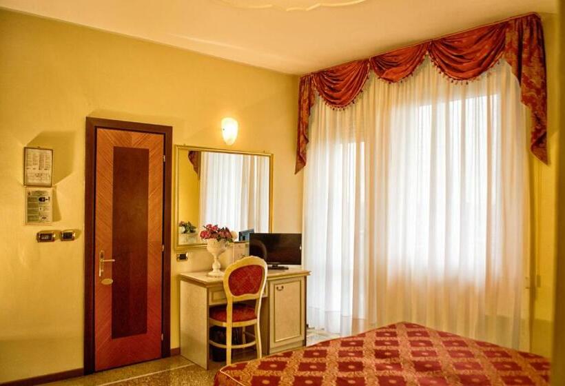 غرفة كلاسيكية مع بلكونة, Internazionale Terme