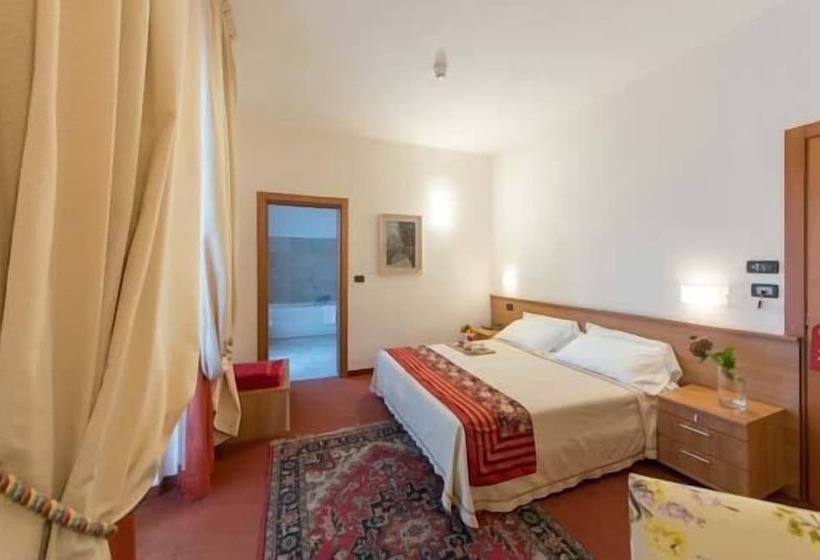 اتاق استاندارد سه نفره, Lux