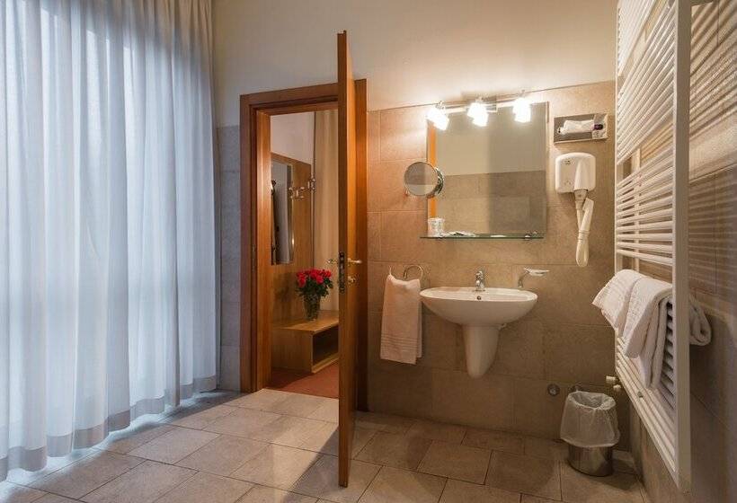 اتاق استاندارد سه نفره, Lux