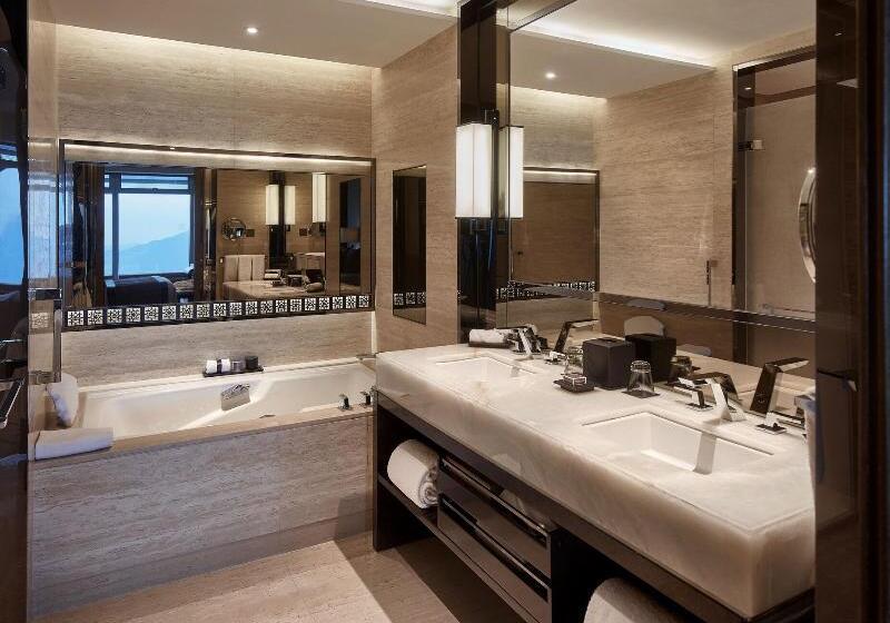 اتاق لوکس با چشم‌انداز دریا, The Ritz Carlton Hong Kong