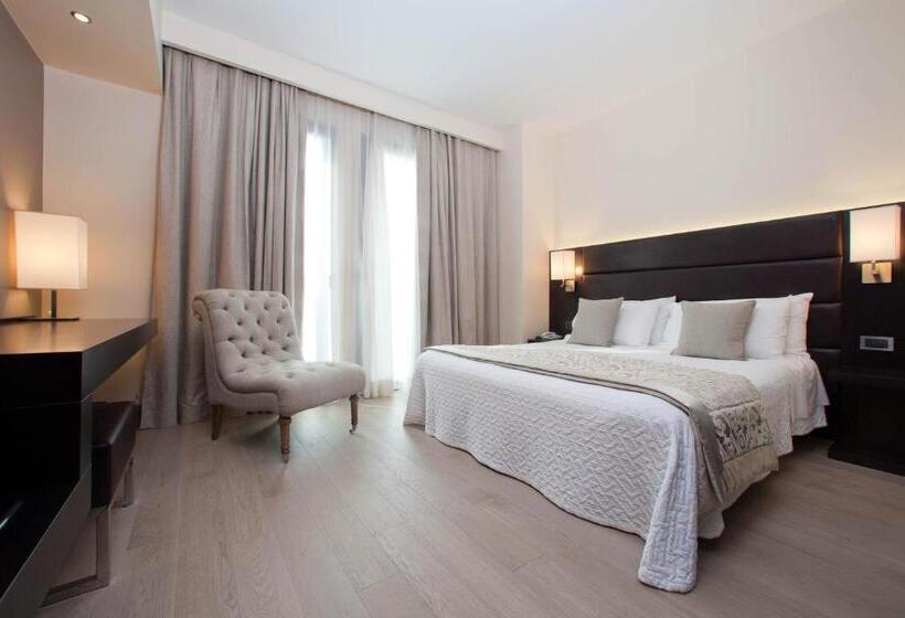 חדר סופריור, Touring