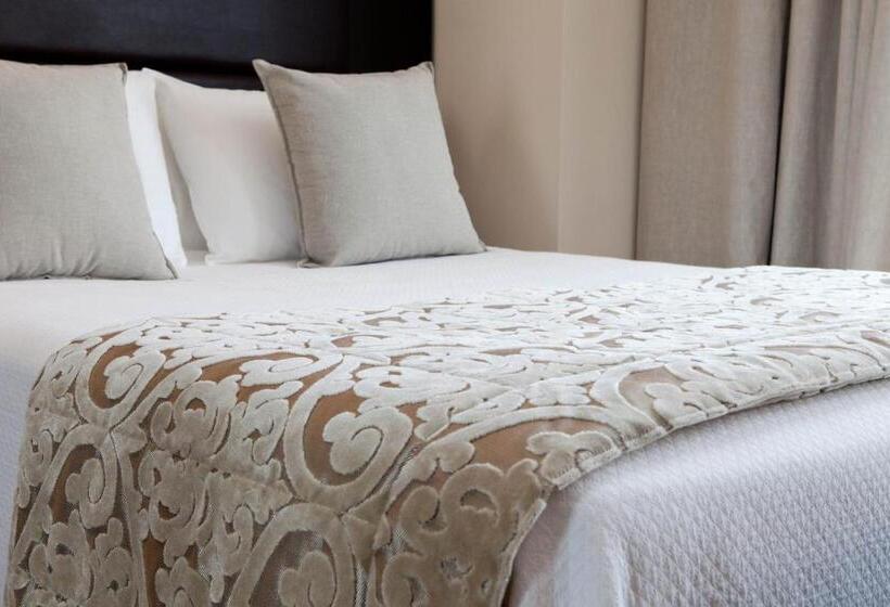 חדר סופריור, Touring