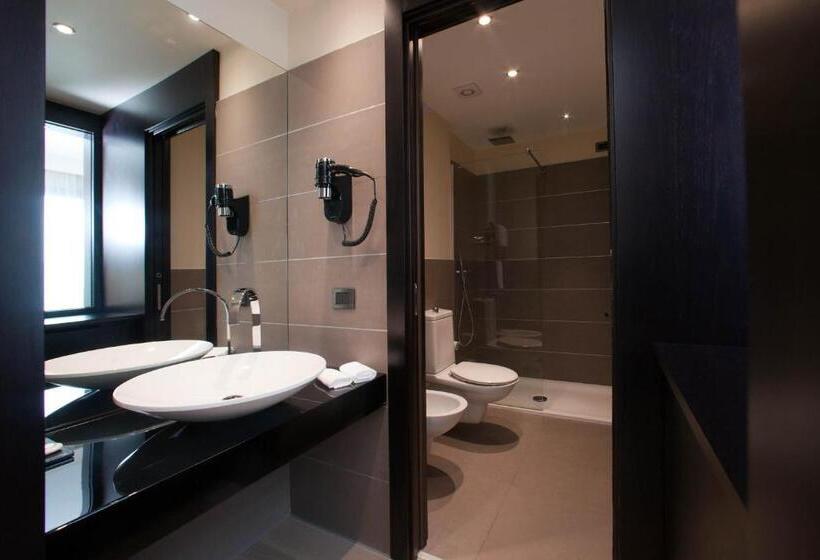 חדר סופריור, Touring