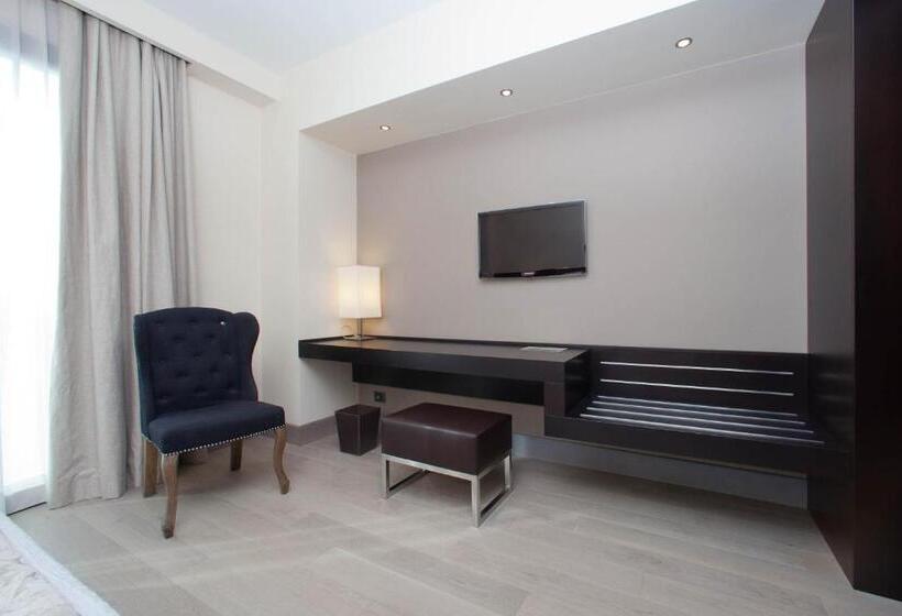 חדר סופריור, Touring