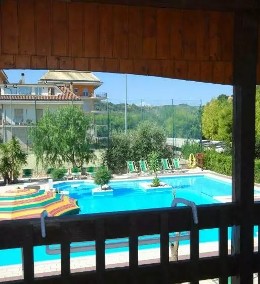 プールビュースタンダードルーム, Villaggio Verde Cupra
