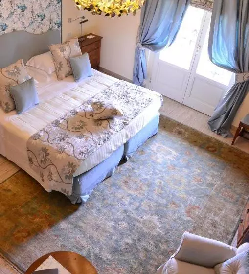 سوییت جونیور, Augustus Hotel & Resort