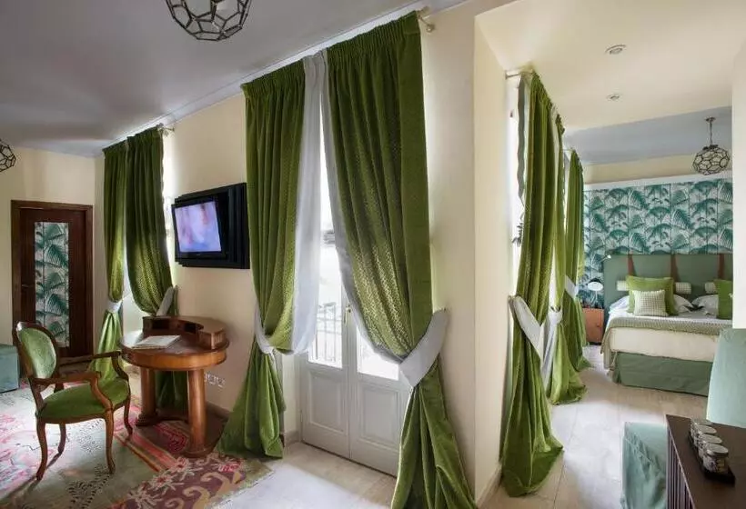 سوییت جونیور, Augustus Hotel & Resort