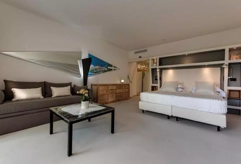آپارتمان یک خوابه با دری مشترک که هال را جدا می کند., Augustus Hotel & Resort