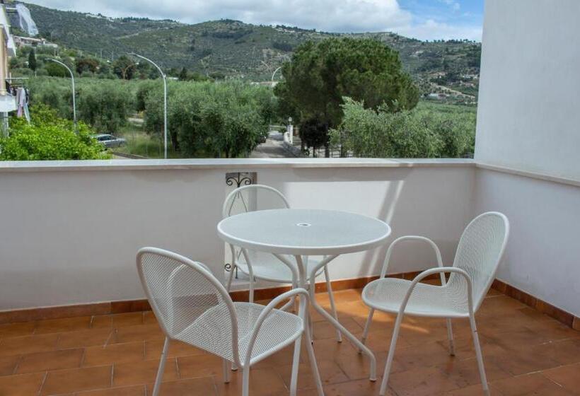 חדר קומפורט לשלושה, Apeneste