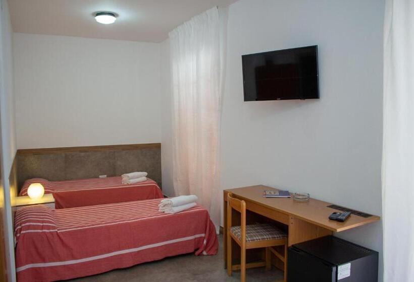 חדר משפחתי, Apeneste