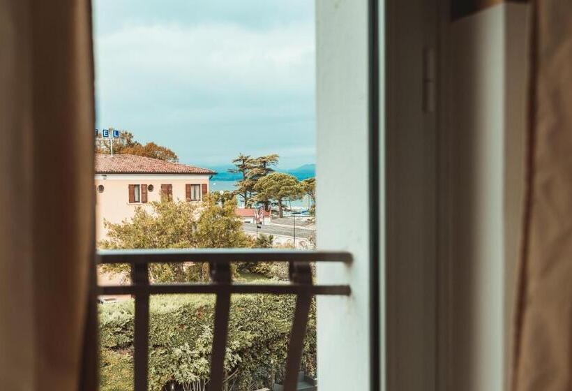 豪华湖景房, Benacus