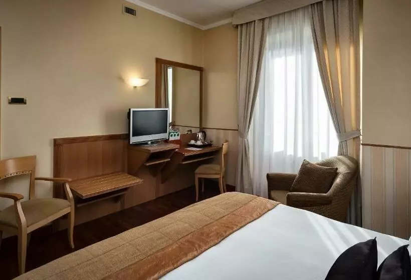 اتاق سوپریور سه تخته, Dei Cavalieri Milano Duomo