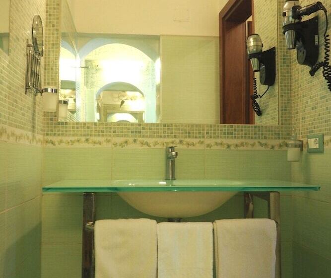 Quarto Triplo Standart, Ester