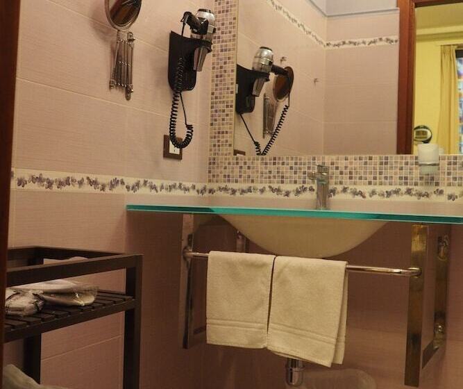 Quarto Triplo Standart, Ester