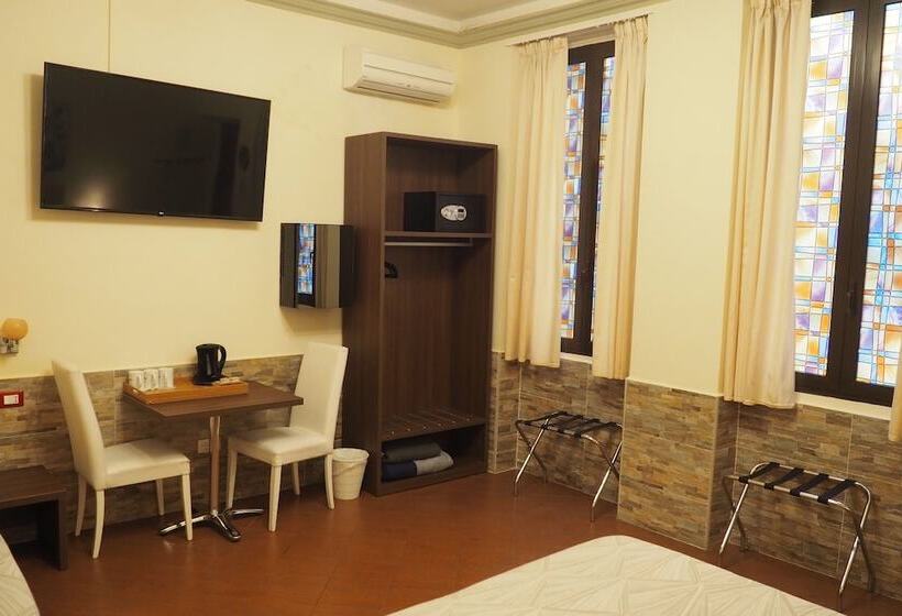 Quarto Triplo Standart, Ester