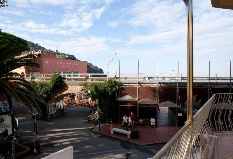 اتاق استاندارد سه تخته با بالکن, Garden