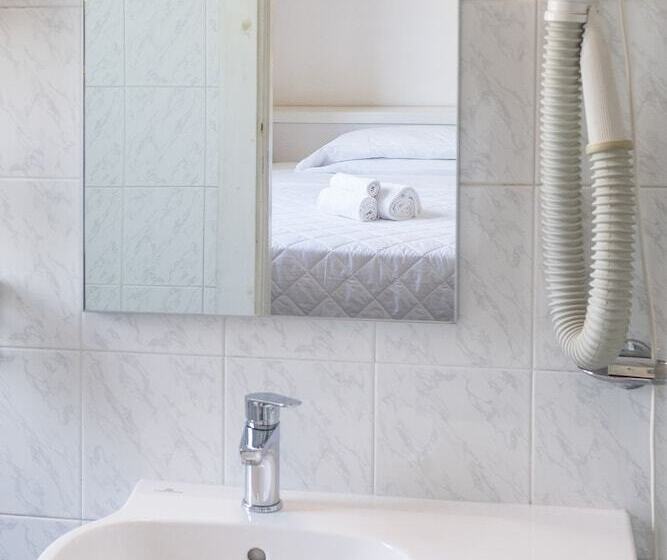 חדר סטנדרט לשלושה, La Bussola