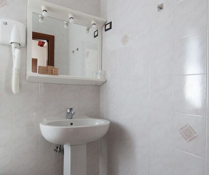 اتاق استاندارد یک نفره, Nella