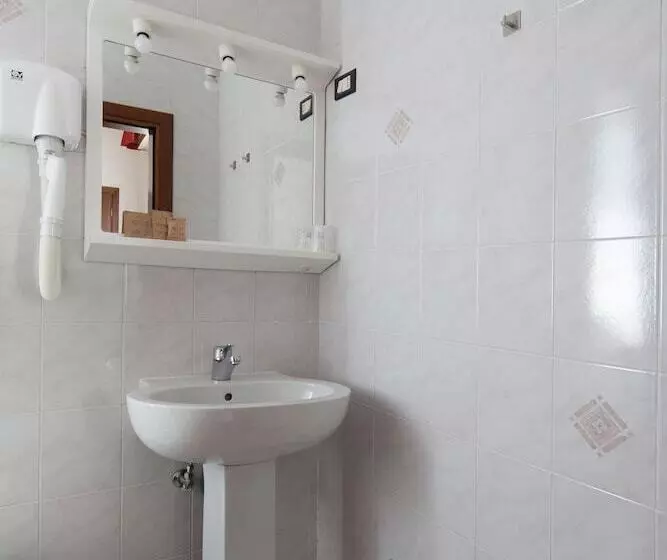 اتاق استاندارد یک نفره, Nella