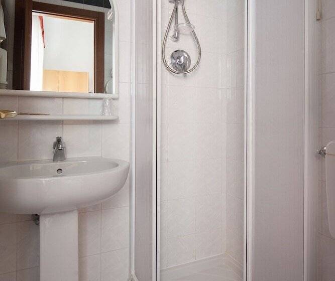 اتاق استاندارد یک نفره, Nella